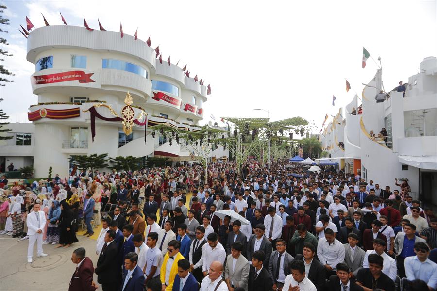 Fieles participan en la Santa Cena de la iglesia de La Luz del Mundo (2)