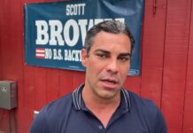 El alcalde de Miami retira su candidatura a las primarias republicanas El alcalde de Miami, Francis Suárez, se convirtió este martes en el primer aspirante a la nominación republicana para las presidenciales de 2024 en retirar su candidatura.