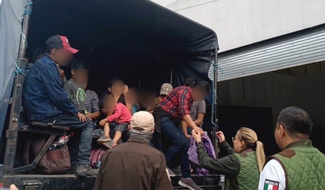 México.- Las fuerzas de seguridad mexicanas liberan a 491 migrantes retenidos en el estado de Puebla El INM informó a última hora del viernes de la operación, ocurrida concretamente en una finca de la carretera federal a Tehuacán, municipio de Yehualtepec.