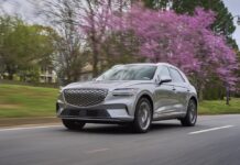 SUV eléctricos, ¿la nueva fórmula del éxito? El Genesis Electrified GV70 prueba suerte El nuevo 2023 Electrified GV70 se une al también SUV GV60 SUV y al sedan Electrified G80, completando así un trío de autos movidos por baterías de la división de lujo de Hyundai.