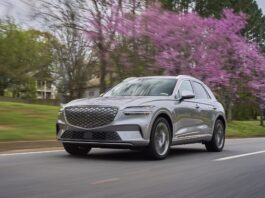 El nuevo 2023 Electrified GV70 se une al también SUV GV60 SUV y al sedan Electrified G80, completando así un trío de autos movidos por baterías de la división de lujo de Hyundai.