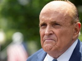 El exalcalde de Nueva York Rudy Giuliani, quien está imputado junto al expresidente de EE.UU. Donald Trump (2017-2021) por intentar manipular los resultados de las elecciones presidenciales de 2020 en Georgia, se entregó este miércoles a las autoridades de ese estado.