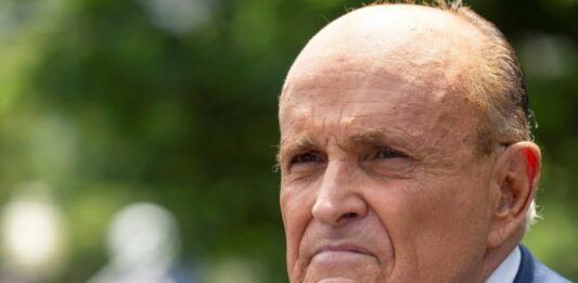 El exalcalde de Nueva York Rudy Giuliani, quien está imputado junto al expresidente de EE.UU. Donald Trump (2017-2021) por intentar manipular los resultados de las elecciones presidenciales de 2020 en Georgia, se entregó este miércoles a las autoridades de ese estado.