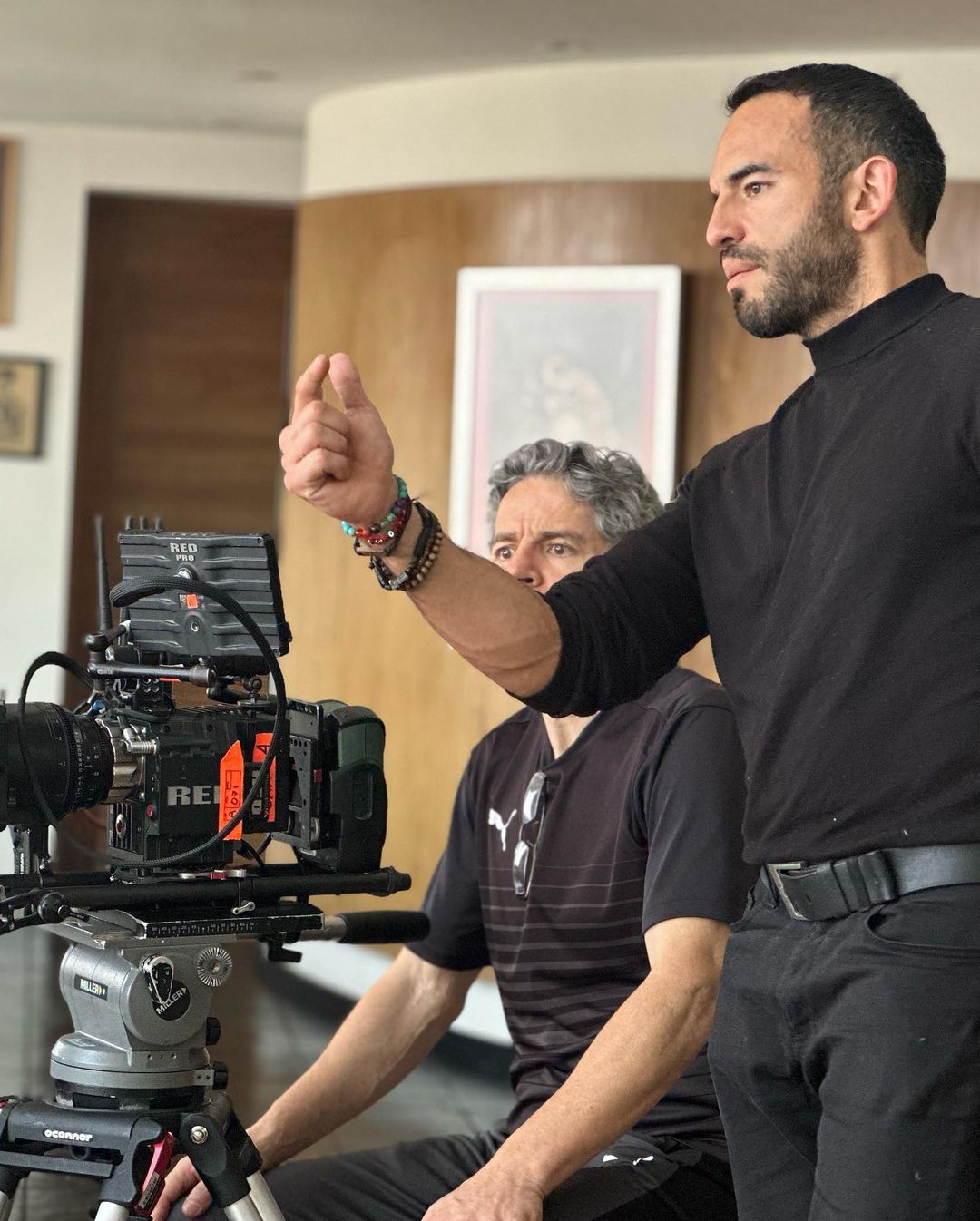 Una foto de Ivan trabajando en &ldquo;El Elixir del Amor&rdquo;, ense&ntilde;ando su pasi&oacute;n no solo por la actuaci&oacute;n, sino tambi&eacute;n por estar detr&aacute;s de las c&aacute;maras.