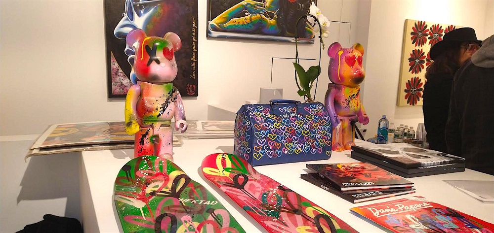 Varias creaciones con los grafitis de Hektad, incluyendo revistas especializadas con sus obras en la portada y libros con recopilaciones de sus obras, objetos de uso común como patinetas y hasta un bolso de marca, han podido admirarse, al igual que el artista que ya es parte de la historia del arte callejero neoyorquino.