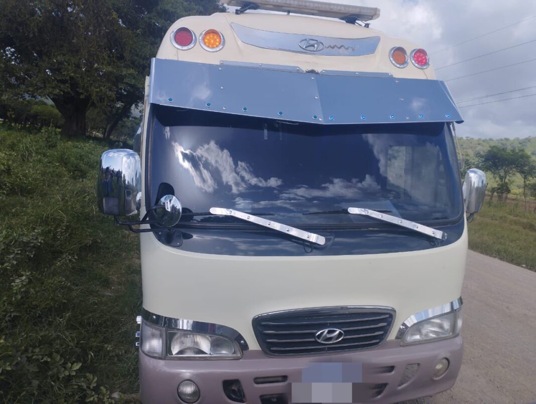 Honduras detiene 15 migrantes de Cuba que viajaban en bus Honduras detiene 15 migrantes de Cuba que viajaban en bus