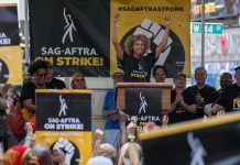 Actores y guionistas en huelga claman en Nueva York contra la "avaricia corporativa" Actores y guionistas en huelga para forzar una mejora en sus condiciones laborales clamaron este martes contra la "avaricia corporativa" de los productores de Hollywood en una sesión legislativa de la ciudad de Nueva York, donde se aprobó un apoyo simbólico a sus sindicatos.