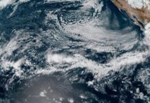 El huracán Hilary, que este sábado se debilitó a categoría 3, mantiene su trayectoria por el Pacífico de México, y se espera que acelere su paso hasta tocar tierra el domingo en la península de Baja California, para después ingresar a California, según el Servicio Meteorológico Nacional (SMN).