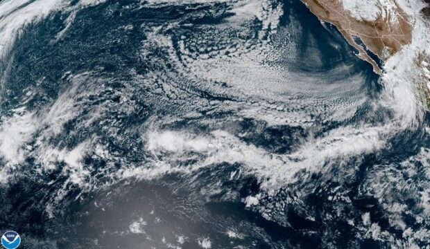 Huracán El huracán Hilary, que este sábado se debilitó a categoría 3, mantiene su trayectoria por el Pacífico de México, y se espera que acelere su paso hasta tocar tierra el domingo en la península de Baja California, para después ingresar a California, según el Servicio Meteorológico Nacional (SMN).