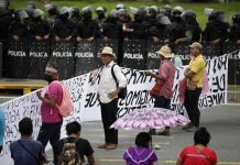 Grupos indígenas ngäbe-buglés bloquearon este lunes la carretera Interamericana, que atraviesa todo Panamá y comunica a ese país con Centroamérica, para exigir al Gobierno de Laurentino Cortizo mejoras en sus comunidades, largamente prometidas pero incumplidas, según denunciaron.