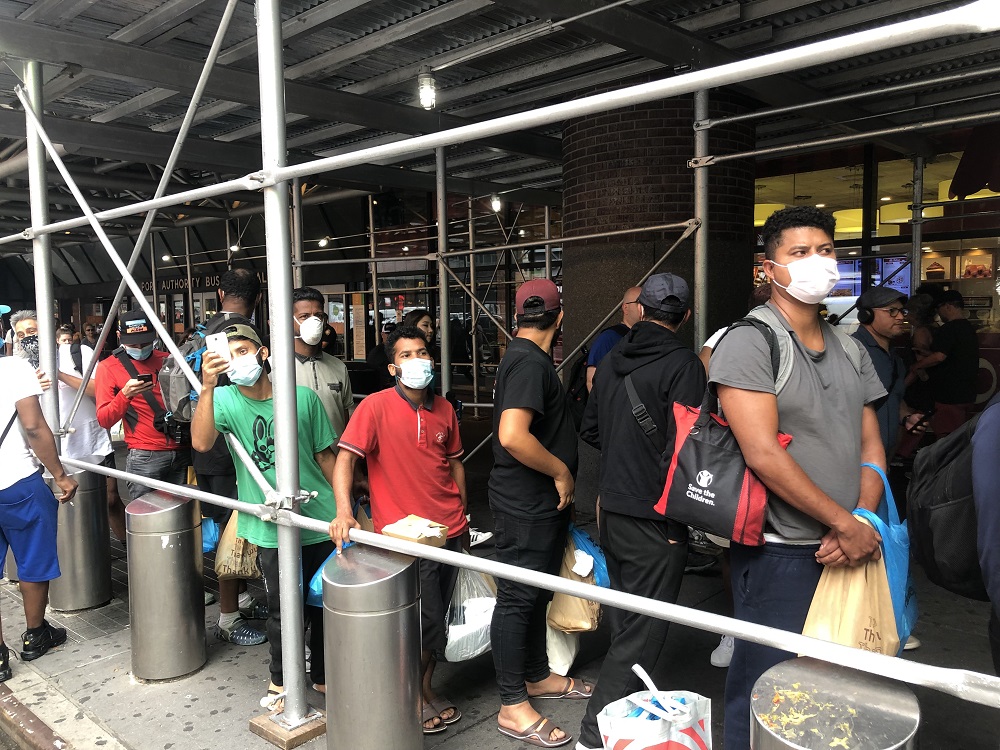 Inmigrantes latinos siguen llegando a Nueva York en autobuses desde Texas La mayoría de votantes de Nueva York, sin distinción política ni geográfica, ve la reciente llegada de inmigrantes al estado -más de 100.000 en quince meses-, como un