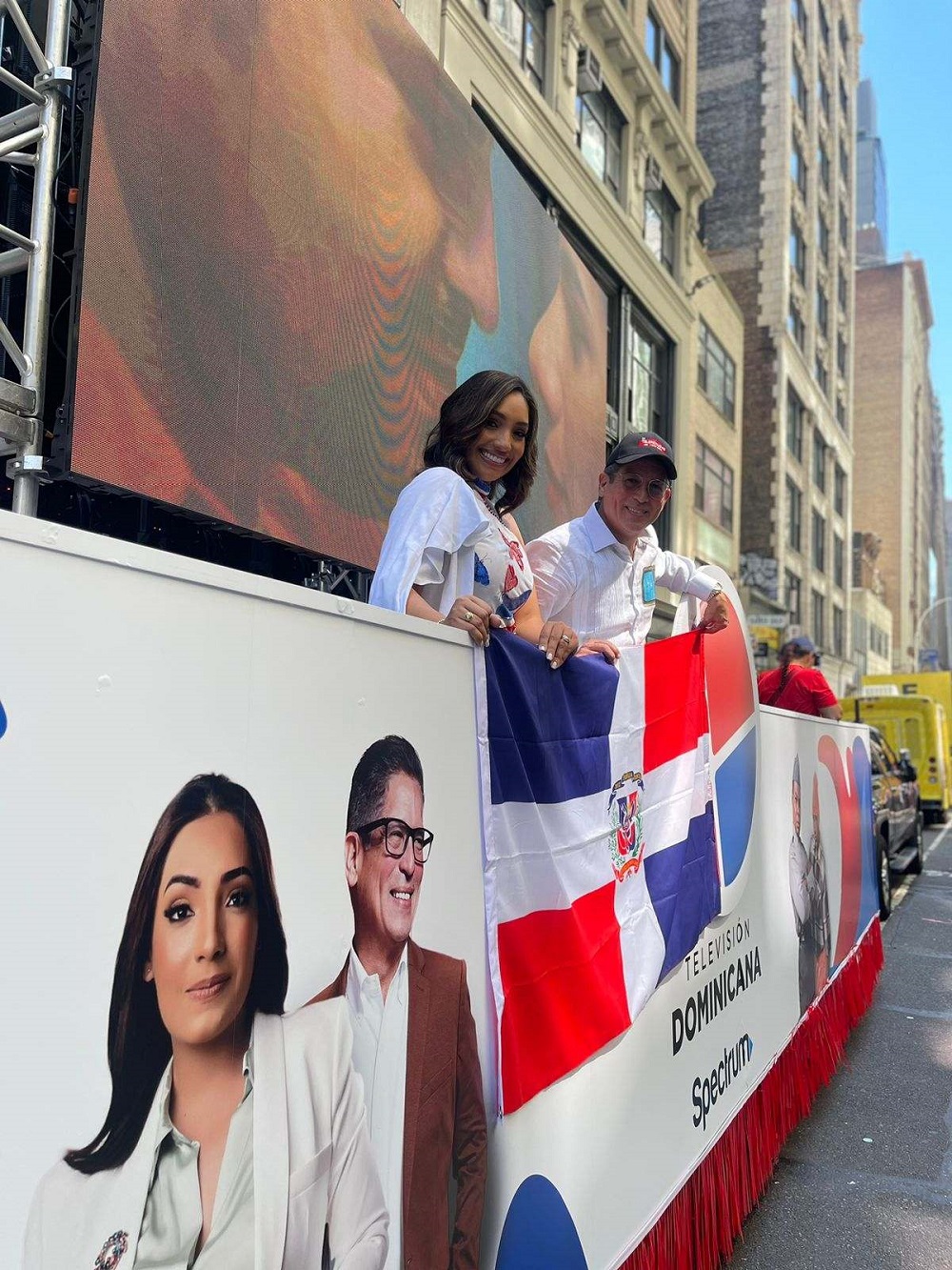 Ruiz y Guzman en la carroza de Televisión Dominicana en el Desfile del Día Dominicano de Nueva York.