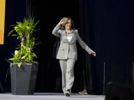 Harris visita Florida con una invitación de DeSantis a debatir sin responder Kamala Harris
