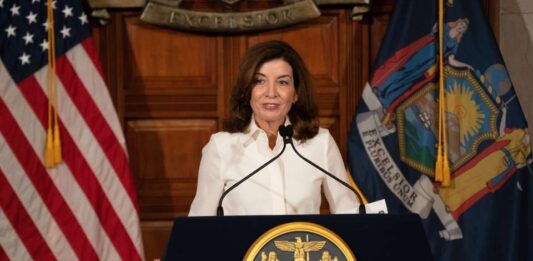 La gobernadora del estado de Nueva York, Kathy Hochul, envió este jueves una carta al presidente Joe Biden, pidiendo que el Gobierno federal "cumpla su obligación" y preste ayuda "urgente" en la crisis desatada por la llegada masiva de inmigrantes en los últimos meses.