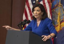 La gobernadora Kathy Hochul ha culpado de la crisis a la administración Biden diciendo textualmente que, la crisis la originó el gobierno federal y debe resolverla el gobierno federal.