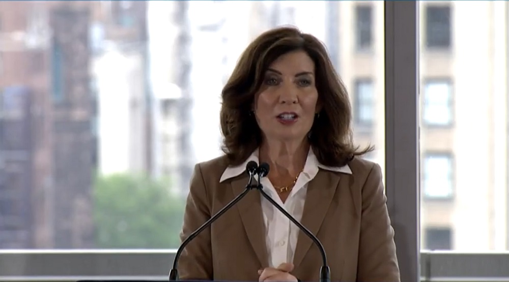 Kathy Hochul conferencia La ciudad y el estado de Nueva York presionan cada vez con más insistencia al gobierno federal para que agilice la concesión de permisos de trabajo