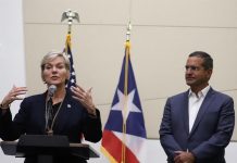 La Secretaria de Energía de EE. UU., Jennifer M. Granholm (i) y el gobernador de Puerto Rico, Pedro Pierluisi