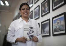 Un libro denuncia la violencia obstétrica que padecen las mujeres en México La asesora de maternidad y coautora del libro Violencia Obstétrica, Berenice Reyes
