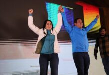 La candidata a la presidencia de Ecuador, Luisa González, acompañada de su fórmula vicepresidencial Andrés Arauz