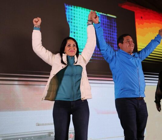 La candidata a la presidencia de Ecuador, Luisa González, acompañada de su fórmula vicepresidencial Andrés Arauz