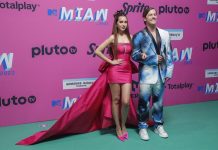La influencer mexicana Domelipa (i) y el cantante puertorriqueño Guaynaa