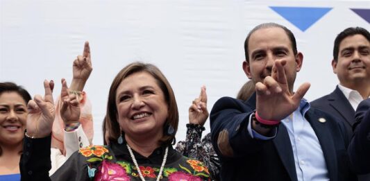 La precandidata presidencial opositora Xóchitl Gálvez posa hoy junto al presidente del Partido Acción Nacional (PAN), Marko Cortés