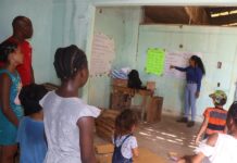 La profesora hondureña Mayuri Ramírez da clases a menores migrantes (1)