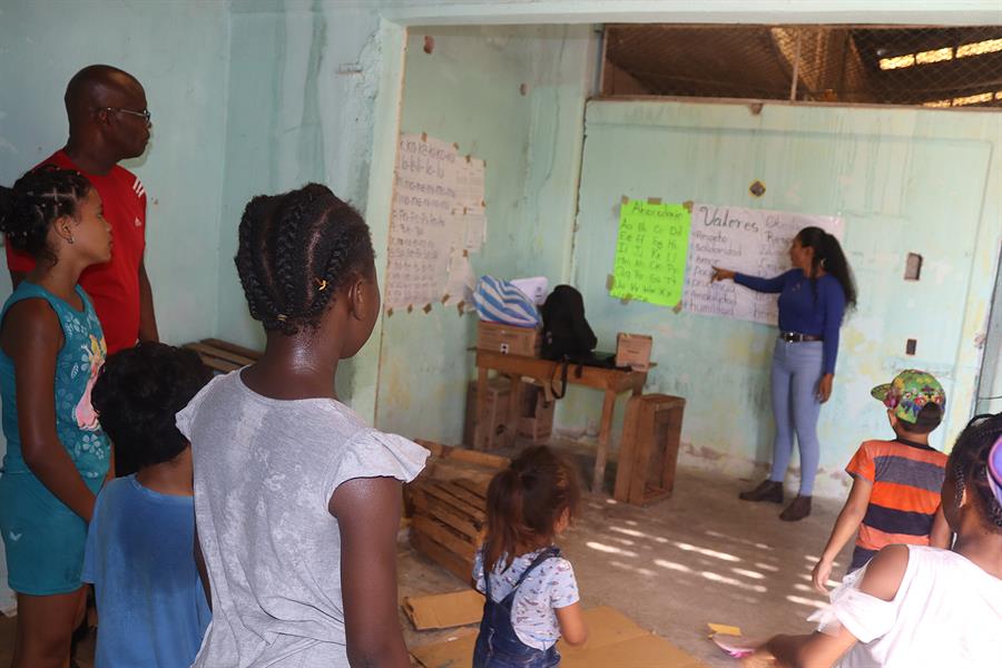 La profesora hondureña Mayuri Ramírez da clases a menores migrantes (1)