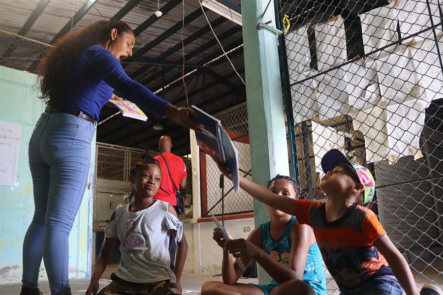 La profesora hondureña Mayuri Ramírez da clases a menores migrantes (3)