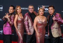Los Ángeles Azules recibirá el Premio Billboard Trayectoria Artística 2023 La agrupación mexicana de cumbia Los Ángeles Azules recibirá el Premio Billboard Trayectoria Artística durante la ceremonia de entrega de los Premios Billboard de la Música Latina 2023, que tendrá lugar el próximo de octubre en Coral Gables, ciudad vecina a Miami. Los Ángeles Azules, que serán distinguidos por una trayectoria profesional excepcional, que ha llevado a la música latina a otro nivel en la esfera mundial, actuarán en la gala junto a otros grandes de la música latina, según informaron la organización Billboard y la cadena Telemundo. Nos sentimos muy honrados de recibir este premio. Es un reconocimiento a nuestra música, la cual hemos compartido con el público a lo largo de todos estos años, dijeron en un comunicado los hermanos Mejía-Avante, integrantes de Los Ángeles Azules. Según Billboard, con más de cuatro décadas de trayectoria, el grupo sigue siendo relevante por sus contribuciones artísticas y personales, y su influencia ha marcado el desarrollo de la música latina en el mundo. La entrega de los Billboard latinos será transmitida en vivo por Telemundo desde el Watsco Center en Coral Gables, y también por el canal de cable hispano de entretenimiento Universo, el servicio de streaming Peacock, la aplicación de Telemundo y en Latinoamérica y el Caribe por Telemundo Internacional. Desde sus inicios humildes en el barrio de Iztapalapa, en Ciudad de México, Los Ángeles Azules han llegado a los principales escenarios y festivales del mundo y se han convertido en los máximos exponentes de la cumbia a nivel mundial. Los hermanos Mejía-Avante, líderes y fundadores de la agrupación, se han adaptado a la modernidad y han llevado su música por todo México, Estados Unidos y países de América Latina, en escenarios de renombre como Vive Latino y Coachella por mencionar algunos. Sus temas Como te voy a olvidar, El listón de tu pelo y 17 años han recorrido el continente de punta a punta. El grupo ha logrado grandes éxitos, incluyendo 14 apariciones en el Hot Lating Songs de Billboard, con tres temas en el top 10. También ha tenido 16 apariciones en Latin Airplay, de las cuales seis llegaron al top 10, incluida Nunca es suficiente, que alcanzó el puesto número tres en 2019. Su álbum De Buenos Aires para el mundo debutó en el número ocho en la lista de Top Álbumes Regional Mexicano de Billboard, convirtiéndose en el décimo segundo álbum de la agrupación en ingresar al Top 10 del prominente listado. Adaptados a la modernidad, el disco cuenta con las participaciones de Vicentico, Abel Pintos, Lali, Julieta Venegas, Soledad Pastorutti, Jay De La Cueva y Américo, entre otros, y sobrepasa los mil millones de reproducciones en YouTube. Los Ángeles Azules son el único grupo mexicano en ingresar por partida doble al prestigioso Billion Views Club de YouTube, al rebasar mil millones de reproducciones del video Nunca es suficiente con Natalia Lafourcade y el vídeo de Mis sentimientos con Ximena Sariñana. Con nuevos éxitos como Otra noche junto a Nicki Nicole, Tú y tú feat. Cazzu y Santa Fe Klan, y El amor de mi vida, su más reciente sencillo junto a María Becerra, que a tan solo una semana de su lanzamiento ya supera seis millones de reproducciones en YouTube, la agrupación de los hermanos Mejía-Avante continúa renovándose y reafirmando su vigencia a través de los años. Además de recibir este galardón, Los Ángeles Azules son finalistas en la categoría de Artista Tropical del Año, Dúo o Grupo para esta edición de los Premios Billboard de la Música Latina. Los Ángeles Azules se unen a una lista selecta de artistas que han recibido el Premio Billboard Trayectoria Artística, entre ellos Andrea Boccelli, Armando Manzanero, Carlos Santana, Conjunto Primavera, Emmanuel, Flaco Jiménez, Intocable, Jorge Pinos, José José, Los Lobos, Los Temerarios, Maná, Marco Antonio Solís, Miguel Bosé, Ricardo Arjona y Roberto Carlos. EFE
