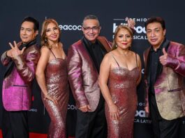 La agrupación mexicana de cumbia Los Ángeles Azules recibirá el Premio Billboard Trayectoria Artística durante la ceremonia de entrega de los Premios Billboard de la Música Latina 2023, que tendrá lugar el próximo de octubre en Coral Gables, ciudad vecina a Miami. Los Ángeles Azules, que serán distinguidos por una trayectoria profesional excepcional, que ha llevado a la música latina a otro nivel en la esfera mundial, actuarán en la gala junto a otros grandes de la música latina, según informaron la organización Billboard y la cadena Telemundo. Nos sentimos muy honrados de recibir este premio. Es un reconocimiento a nuestra música, la cual hemos compartido con el público a lo largo de todos estos años, dijeron en un comunicado los hermanos Mejía-Avante, integrantes de Los Ángeles Azules. Según Billboard, con más de cuatro décadas de trayectoria, el grupo sigue siendo relevante por sus contribuciones artísticas y personales, y su influencia ha marcado el desarrollo de la música latina en el mundo. La entrega de los Billboard latinos será transmitida en vivo por Telemundo desde el Watsco Center en Coral Gables, y también por el canal de cable hispano de entretenimiento Universo, el servicio de streaming Peacock, la aplicación de Telemundo y en Latinoamérica y el Caribe por Telemundo Internacional. Desde sus inicios humildes en el barrio de Iztapalapa, en Ciudad de México, Los Ángeles Azules han llegado a los principales escenarios y festivales del mundo y se han convertido en los máximos exponentes de la cumbia a nivel mundial. Los hermanos Mejía-Avante, líderes y fundadores de la agrupación, se han adaptado a la modernidad y han llevado su música por todo México, Estados Unidos y países de América Latina, en escenarios de renombre como Vive Latino y Coachella por mencionar algunos. Sus temas Como te voy a olvidar, El listón de tu pelo y 17 años han recorrido el continente de punta a punta. El grupo ha logrado grandes éxitos, incluyendo 14 apariciones en el Hot Lating Songs de Billboard, con tres temas en el top 10. También ha tenido 16 apariciones en Latin Airplay, de las cuales seis llegaron al top 10, incluida Nunca es suficiente, que alcanzó el puesto número tres en 2019. Su álbum De Buenos Aires para el mundo debutó en el número ocho en la lista de Top Álbumes Regional Mexicano de Billboard, convirtiéndose en el décimo segundo álbum de la agrupación en ingresar al Top 10 del prominente listado. Adaptados a la modernidad, el disco cuenta con las participaciones de Vicentico, Abel Pintos, Lali, Julieta Venegas, Soledad Pastorutti, Jay De La Cueva y Américo, entre otros, y sobrepasa los mil millones de reproducciones en YouTube. Los Ángeles Azules son el único grupo mexicano en ingresar por partida doble al prestigioso Billion Views Club de YouTube, al rebasar mil millones de reproducciones del video Nunca es suficiente con Natalia Lafourcade y el vídeo de Mis sentimientos con Ximena Sariñana. Con nuevos éxitos como Otra noche junto a Nicki Nicole, Tú y tú feat. Cazzu y Santa Fe Klan, y El amor de mi vida, su más reciente sencillo junto a María Becerra, que a tan solo una semana de su lanzamiento ya supera seis millones de reproducciones en YouTube, la agrupación de los hermanos Mejía-Avante continúa renovándose y reafirmando su vigencia a través de los años. Además de recibir este galardón, Los Ángeles Azules son finalistas en la categoría de Artista Tropical del Año, Dúo o Grupo para esta edición de los Premios Billboard de la Música Latina. Los Ángeles Azules se unen a una lista selecta de artistas que han recibido el Premio Billboard Trayectoria Artística, entre ellos Andrea Boccelli, Armando Manzanero, Carlos Santana, Conjunto Primavera, Emmanuel, Flaco Jiménez, Intocable, Jorge Pinos, José José, Los Lobos, Los Temerarios, Maná, Marco Antonio Solís, Miguel Bosé, Ricardo Arjona y Roberto Carlos. EFE