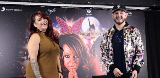 Los hijos de la fallecida cantante Jenni Rivera, Jacquie Rivera (i) y Johny López