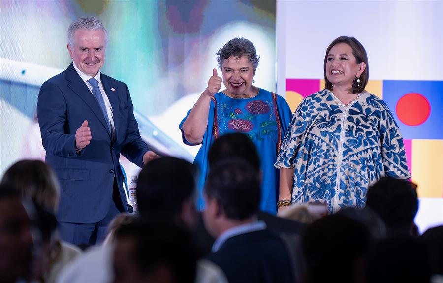 Los precandidatos presidenciales del Frente Amplio por México, Santiago Creel (i), Beatriz Paredes (c) y Xóchitl Gálvez