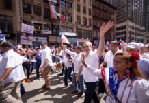 El presidente Abinader se da un baño de multitudes en el Desfile Dominicano de Nueva York Luis Abinader en Nueva York1