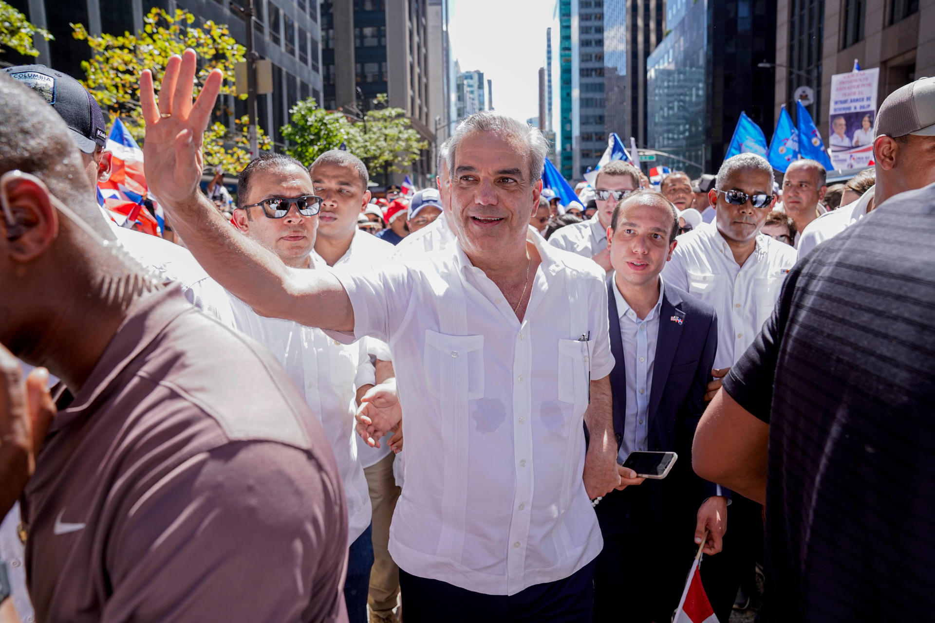El presidente de Rep&uacute;blica Dominicana, Luis Abinader (c), saluda durante el Desfile Dominicano en la Sexta Avenida en Nueva York.