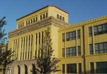 Un simulacro en una escuela de Miami-Dade evalúa la capacidad de respuesta ante un tiroteo El Distrito Escolar del condado Miami-Dade, en el sur de Florida, realizó este lunes un simulacro de respuesta ante la presencia de un "tirador activo" en una escuela, y así evaluar "las capacidades de varios recursos internos y externos del Distrito", según dijeron funcionarios a la prensa.
