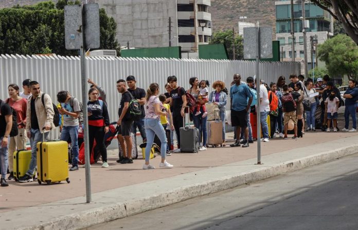 Migrantes hacen largas filas para solicitar asilo en Estados Unidos Migrantes