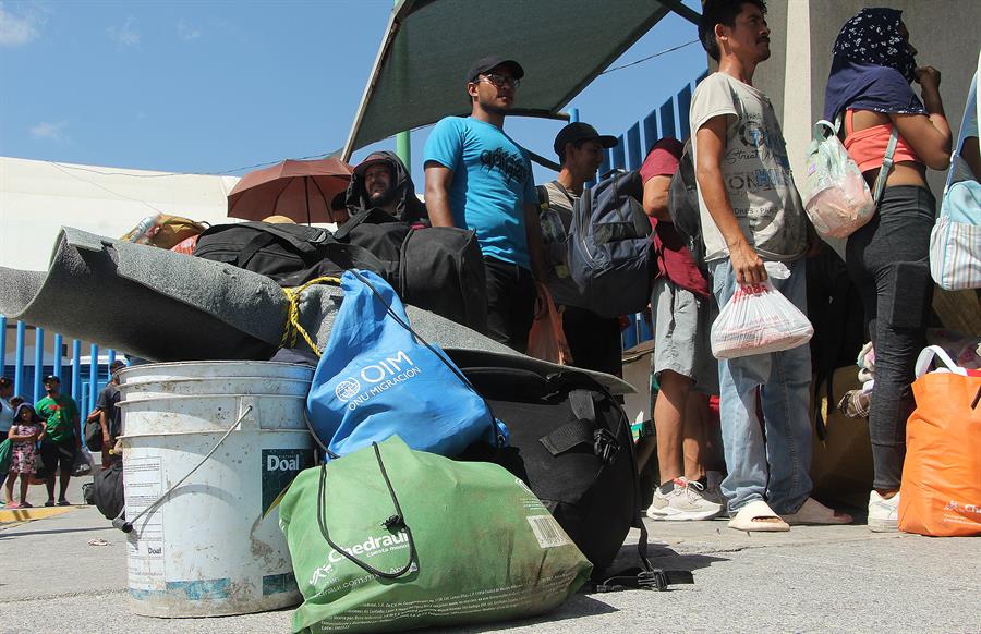 Migrantes permanecen en un campamento improvisado (3)