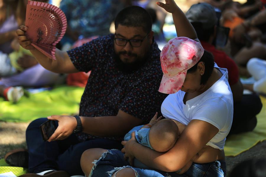 Mujeres amamantan a su bebé durante “La gran tetada 2023 (1)