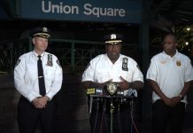 Nueva York libera al "streamer" que causó caos en Manhattan al prometer consolas gratis Las autoridades de Nueva York liberaron la madrugada del sábado a Kai Cenat, un "streamer" de Twitch y YouTube al que detuvieron horas antes por causar caos en una céntrica plaza de Manhattan al prometer que regalaría consolas Playstation 5, lo que atrajo a miles de personas.