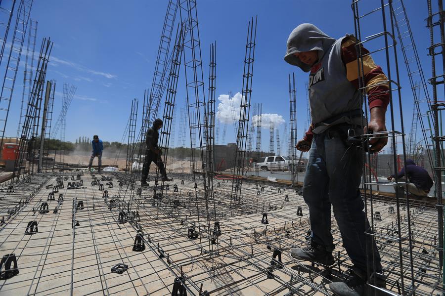 Obreros trabajan en una construcci&oacute;n (1)