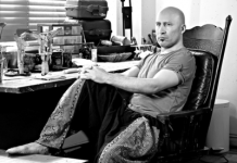 Pablo Caviedes inaugura muestra en Governors Island El artista ecuatoriano Pablo Caviedes en su estudio en Manhattan, donde la pandemia le impulso a crear las obras de su nueva exhibición CRANIUMS, la cual inaugura durante el Mes de la Herencia Ecuatoriana 2023.