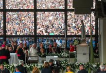 El papa "rezó con dolor por la paz en el mundo" y en "silencio" frente a la imagen de la virgen en el santuario mariano de Fátima en la capilla de las apariciones, explicó hoy el portavoz vaticano, Matteo Bruni, después de que Francisco no pronunciase una oración que estaba prevista.