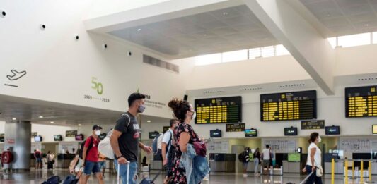 Los ciudadanos dominicanos que cuenten con un visado estadounidense podrán solicitar en línea desde este lunes su ingreso en el programa "Global Entry" de Estados Unidos, que les permitirá evitar la fila en el control de Aduanas para entrar en territorio estadounidense.
