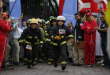Personal del cuerpo de bomberos participan hoy, en la octava Carrera Vertical (1)