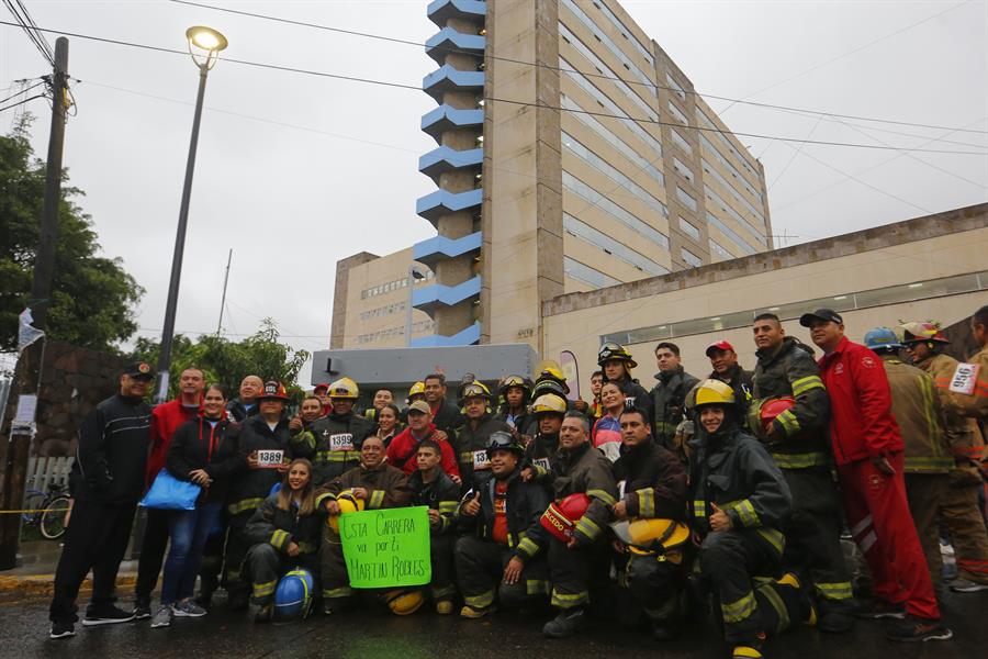 Personal del cuerpo de bomberos participan hoy, en la octava Carrera Vertical (3)