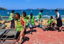 Personas con discapacidad visitan hoy el mar en Acapulco, estado de Guerrero (4)