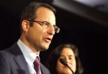 Fiscal de Colorado investiga a empresa que remolcó ilegalmente auto de senadora latina El fiscal estatal de Colorado, Phil Weiser, confirmó este lunes que su oficina investiga a una empresa de grúas que la semana pasada remolcó ilegalmente el auto de la senadora estatal Julie Gonzales, patrocinadora de una ley aprobada el año pasado contra las prácticas abusivas de compañías encargadas de remover vehículos mal estacionados.