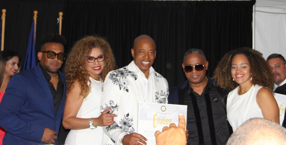 En medio de la algarabía de todos sus invitados, el alcalde Adams presentó reconocimientos a varios artistas, activistas y empresarios dominicanos que de manera sobresaliente han aportado a la ciudad de Nueva York.