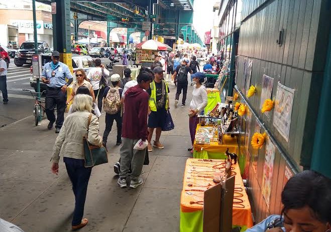 La estaci&oacute;n m&aacute;s grande del &aacute;rea, en Roosevelt y calle 75, se encuentra llena de ventas ambulantes que incluso pegan su publicidad en los muros de la estaci&oacute;n de la MTA. Las ventas ambulantes se concentran a la salida de las estaciones del tren 7 a lo largo de Roosevelt.